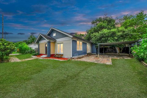Photo of 4409 Brady Street, Houston, TX 77011 (MLS # 54896695)