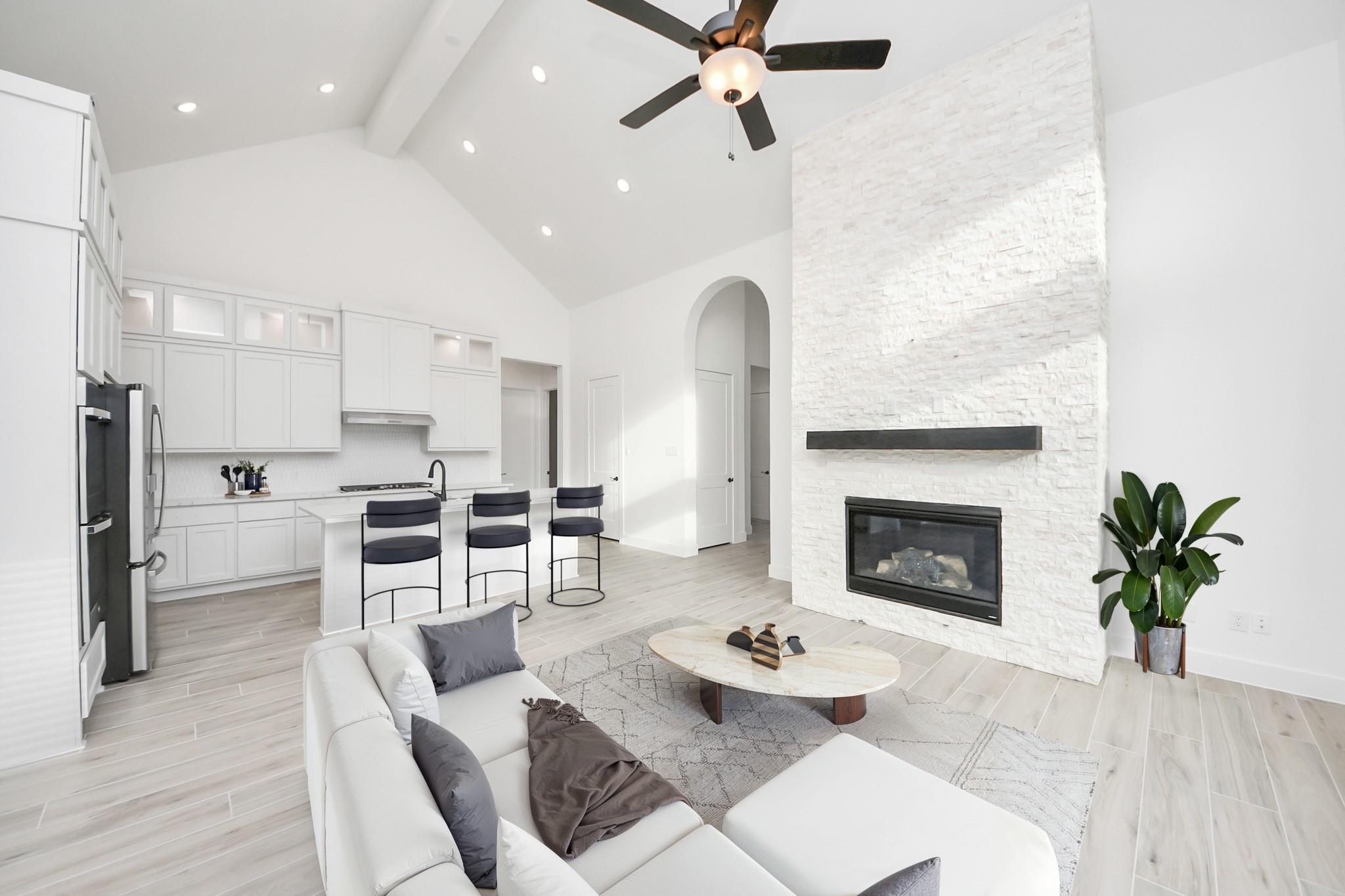 9438 Chateau Hill