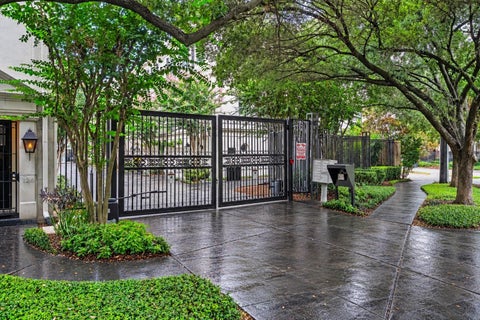 Photo of 118 Oak Place Drive, Houston, TX 77006 (MLS # 13401908)