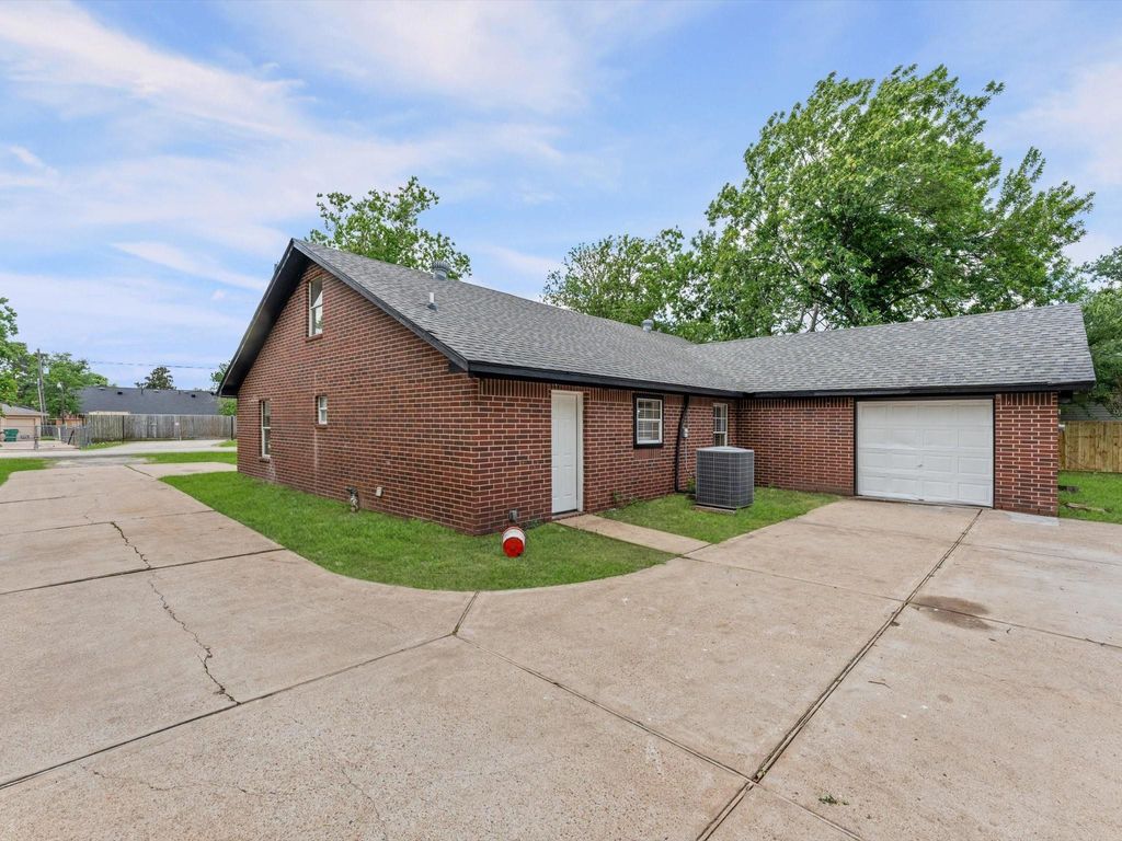 Photo of 423 Masterson Street, Arcola, TX 77583 (MLS # 61535277)