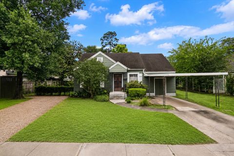 Photo of 705 W 34th Street, Houston, TX 77018 (MLS # 97995708)