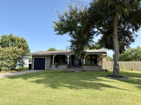 Photo of 52 Periwinkle Court, Lake Jackson, TX 77566 (MLS # 22976655)