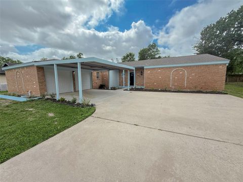 Photo of 423 Baywood Street, La Porte, TX 77571 (MLS # 71150369)