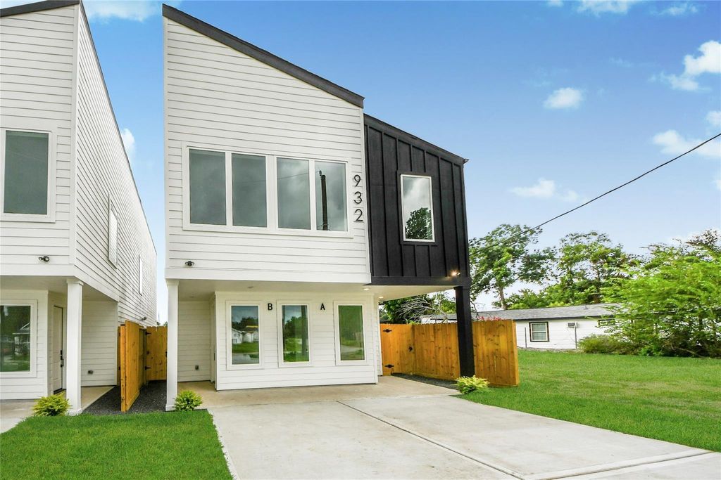 Photo of 932 South Lane Unit B Lane, South Houston, TX 77088 (MLS # 36363190)