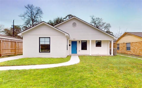 Photo of 304 Graceland Street, Houston, TX 77009 (MLS # 25238219)