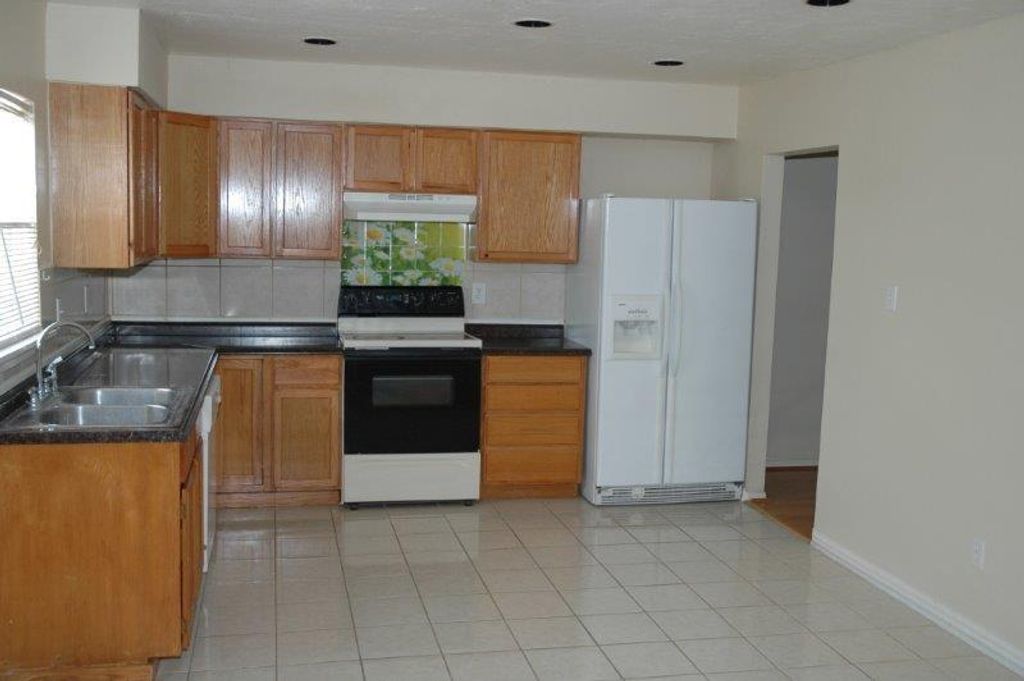 Photo of 10325 Huntington Place Drive #325, Houston, TX 77099 (MLS # 69651290)