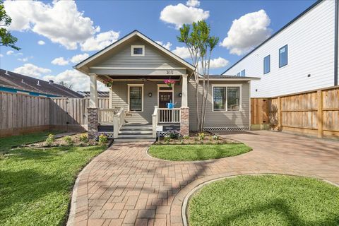 Photo of 215 E 26th Street, Houston, TX 77008 (MLS # 36896736)