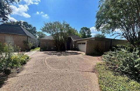 Photo of 2802 Country Club Boulevard, Sugar Land, TX 77478 (MLS # 7650223)