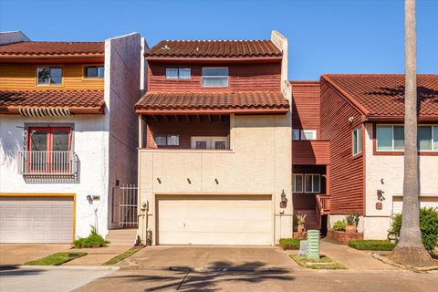 Photo of 18 Antilles Lane, Nassau Bay, TX 77058 (MLS # 30463697)