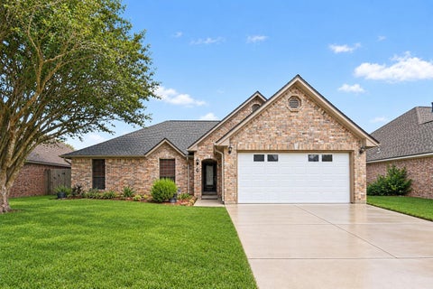 Photo of 112 Zinnia Street, Lake Jackson, TX 77566 (MLS # 46686670)