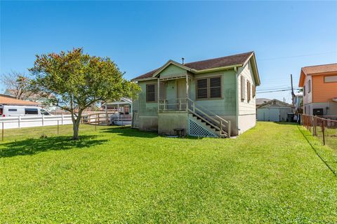 Photo of 5621 Avenue Q 1/2, Galveston, TX 77551 (MLS # 75302362)