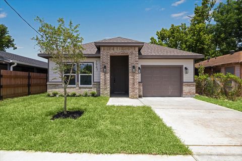 Photo of 7947 Avenue F, Houston, TX 77012 (MLS # 20844027)