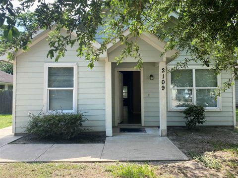 Photo of 2109 Davis Street, Houston, TX 77026 (MLS # 2807472) Photo of 2109 Davis Street, Houston, TX 77026 (MLS # 2807472)
