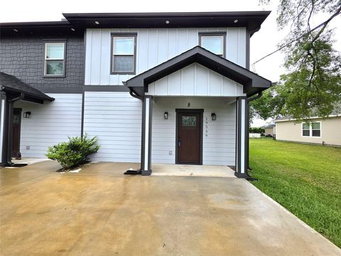 Photo of 19539 Dunbar Avenue #B, Houston, TX 77338 (MLS # 69502421)