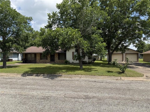 Homes For Sale - 203 E Anderson St<br/> Schulenburg, TX 78956