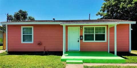 Photo of 1221 Bayou Shore Drive, Galveston, TX 77551 (MLS # 58561698)