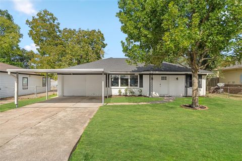 Photo of 719 E 40th 1/2 Street, Houston, TX 77022 (MLS # 72625841)