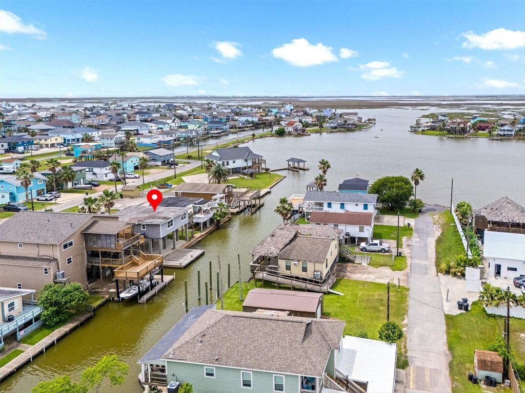 Photo of 21 Edgewater Street, Hitchcock, TX 77563 (MLS # 80772835)