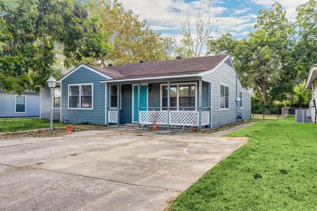 Photo of 1236 San Felipe Street, Angleton, TX 77515 (MLS # 91000666)