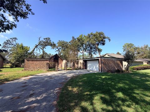 Photo of 1607 Chestnut Ridge Road, Houston, TX 77339 (MLS # 81322482)