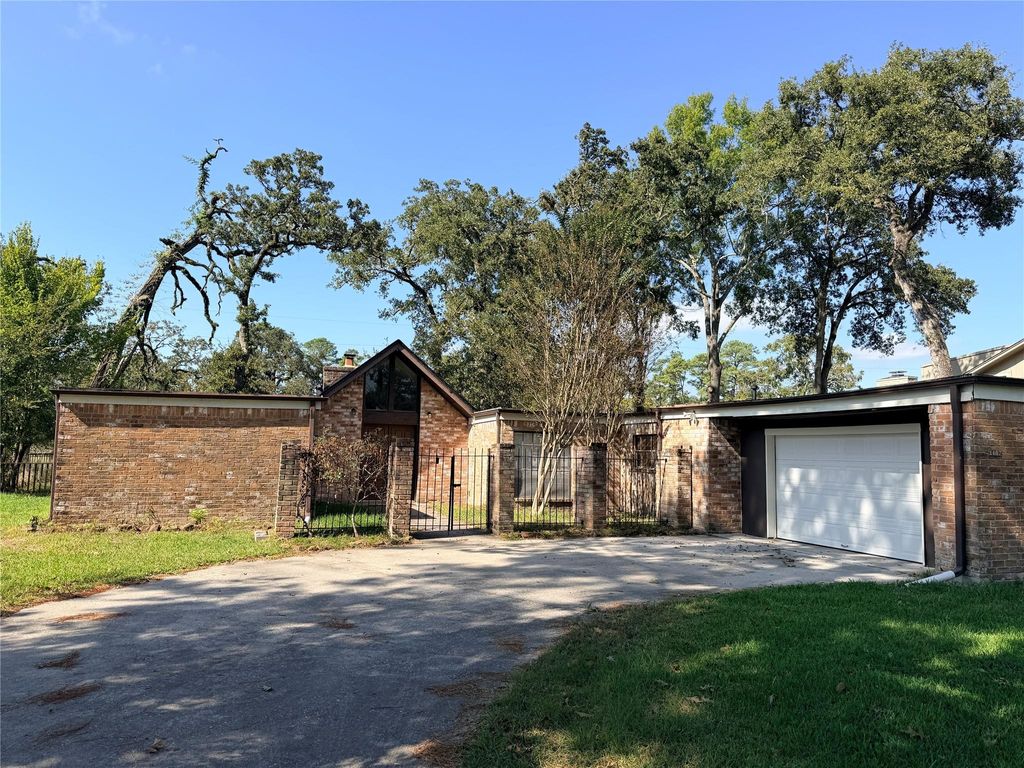 Photo of 1607 Chestnut Ridge Road, Houston, TX 77339 (MLS # 81322482)