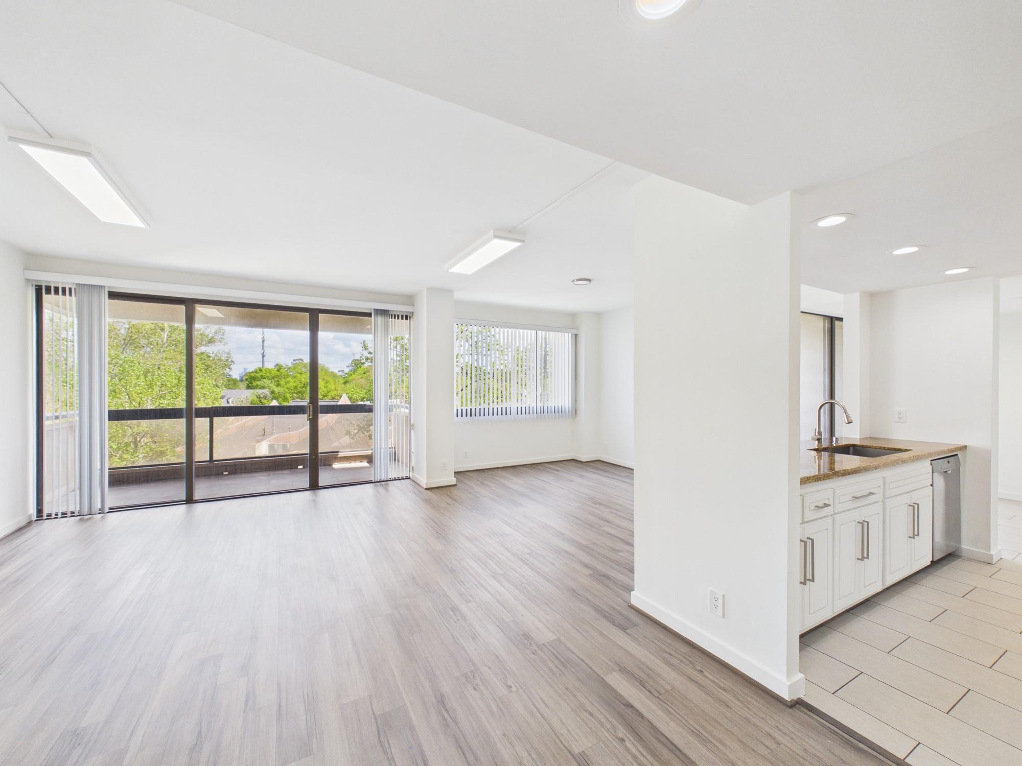 49 Briar Hollow Lane 304