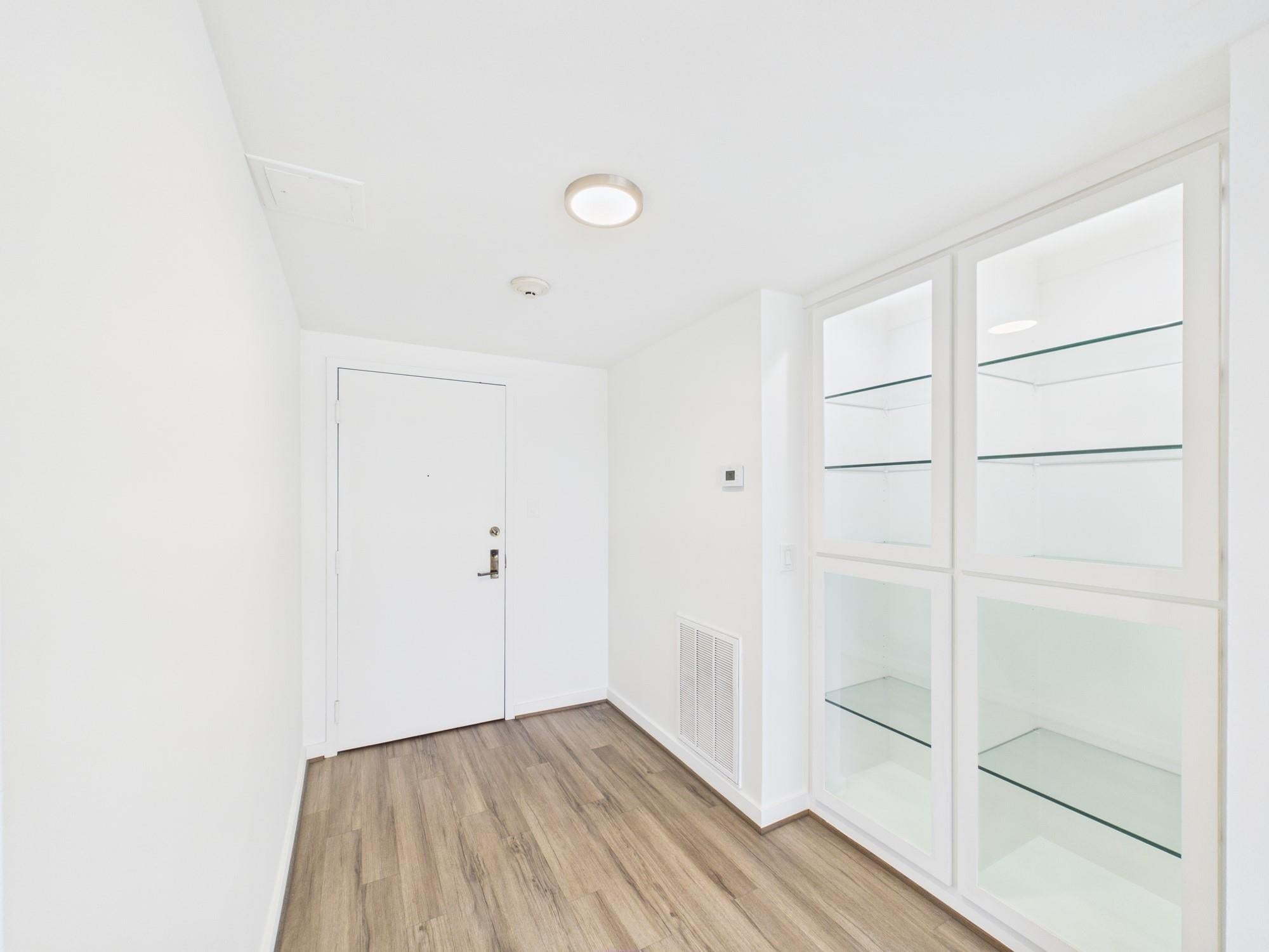 49 Briar Hollow Lane 304