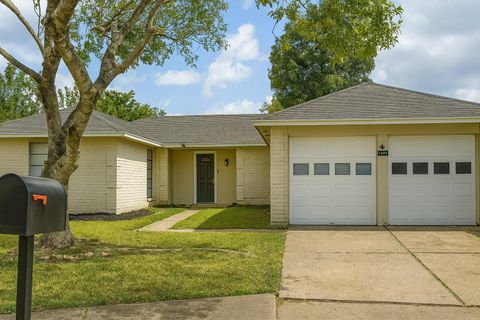 Photo of 2706 Mayflower Landing Court, Webster, TX 77598 (MLS # 95500990)