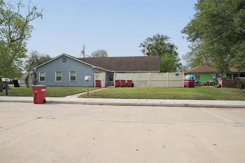 Multifamily For Sale - 1739 W 7th Street<br/> Brazoria County, Freeport, TX 77541
