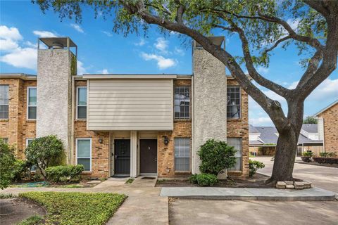 Photo of 6201 Beverlyhill Street #30, Houston, TX 77057 (MLS # 92696040)