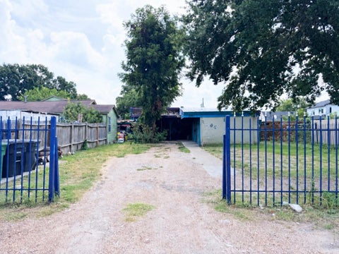 Photo of 2705 Beatty Street, Houston, TX 77023 (MLS # 35052744)