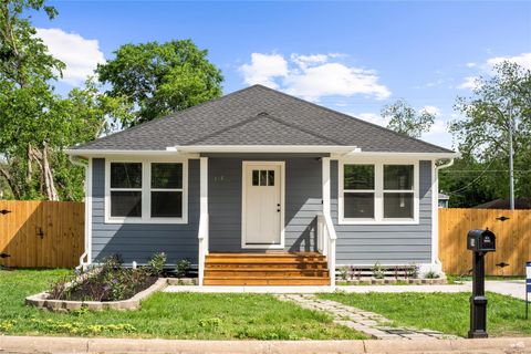 Photo of 514 W Wilkins Street, Brenham, TX 77833 (MLS # 95812790)