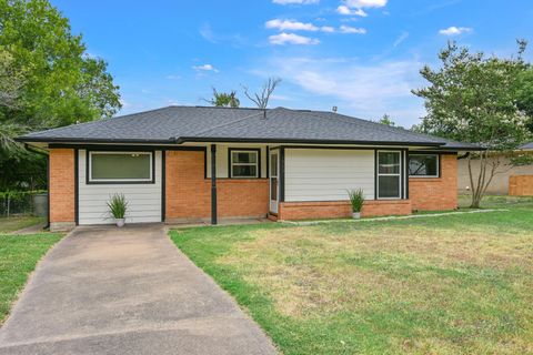 Photo of 1915 Vinewood Drive, Bryan, TX 77802 (MLS # 90197039)