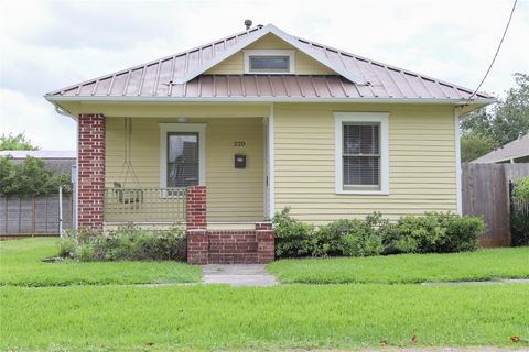 Photo of 220 W 16th Street, Houston, TX 77008 (MLS # 36586432)
