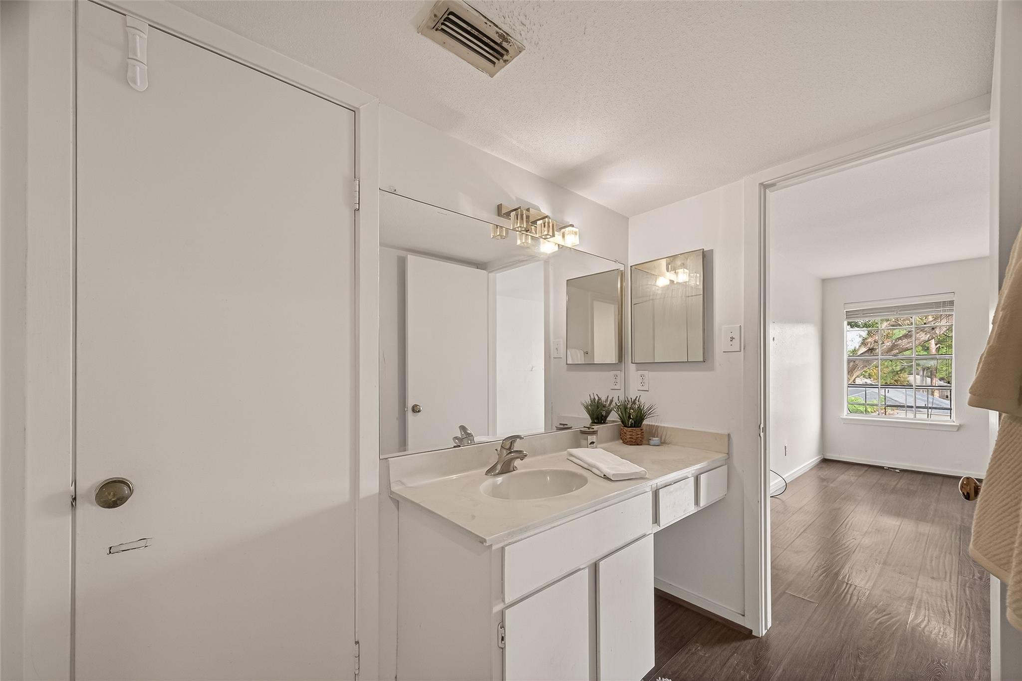 Houston, Texas 77057, United States, 1 Bedroom Bedrooms, ,1 BathroomBathrooms,Residential,Active,208120