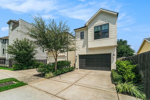 Photo of 719 E 28th Street, Houston, TX 77009 (MLS # 48052803)