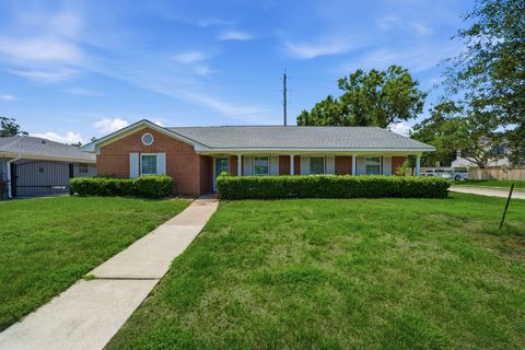 Photo of 6323 Cindy Lane, Houston, TX 77008 (MLS # 33246511)