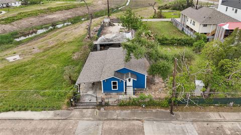 Photo of 5015 Falls Street, Houston, TX 77026 (MLS # 35479610)