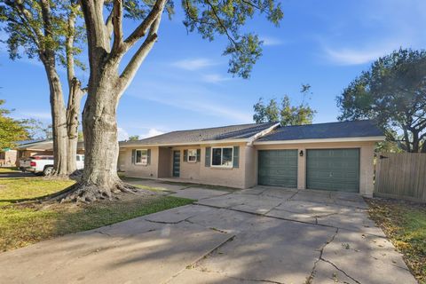 Photo of 5002 Cedar Creek Drive, Dickinson, TX 77539 (MLS # 88009667)