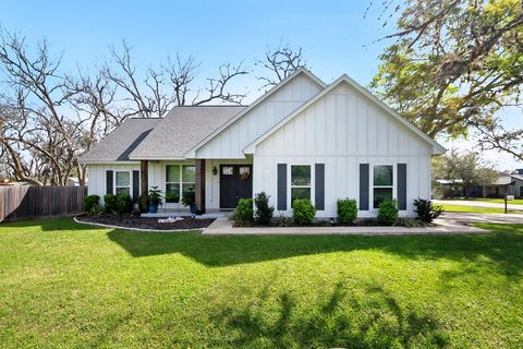 Homes For Sale - 502 Tall Timber Drive<br/> West Columbia, TX 77486