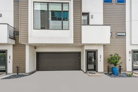 Photo of 1608 W Webster Street #B, Houston, TX 77019 (MLS # 53576095)