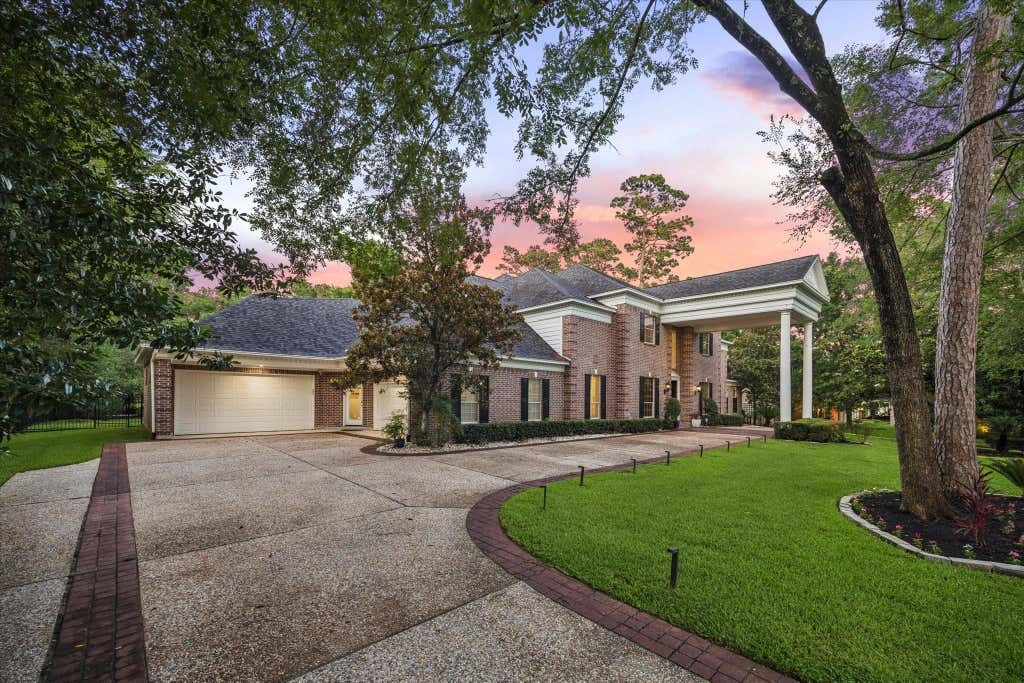 Photo of 35 N Regent Oak, Spring, TX 77381 (MLS # 95423123)