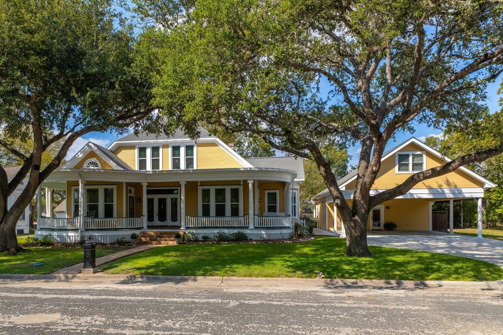 Photo of 809 Paulus Street, Schulenburg, TX 78956 (MLS # 57873066)