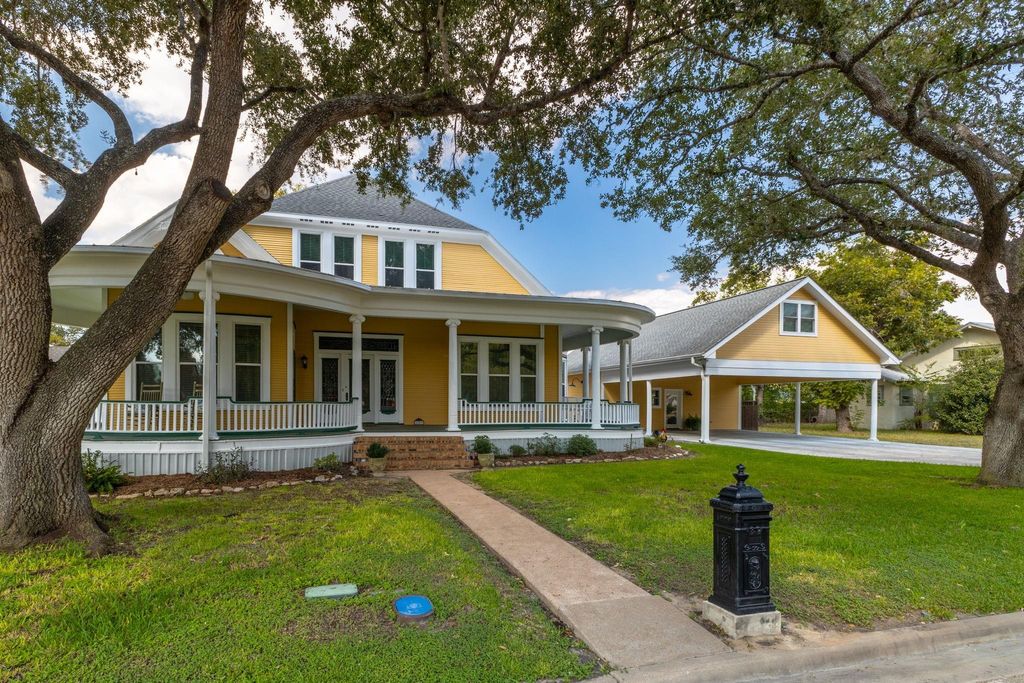 Photo of 809 Paulus Street, Schulenburg, TX 78956 (MLS # 57873066)