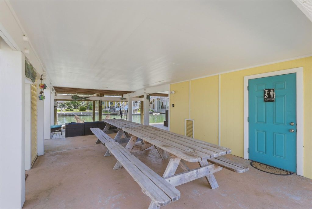 Photo of 16609 Flamingo Way, Jamaica Beach, TX 77554 (MLS # 81153564)