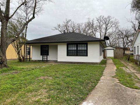 Photo of 1941 N Avenue H, Freeport, TX 77541 (MLS # 42269852)