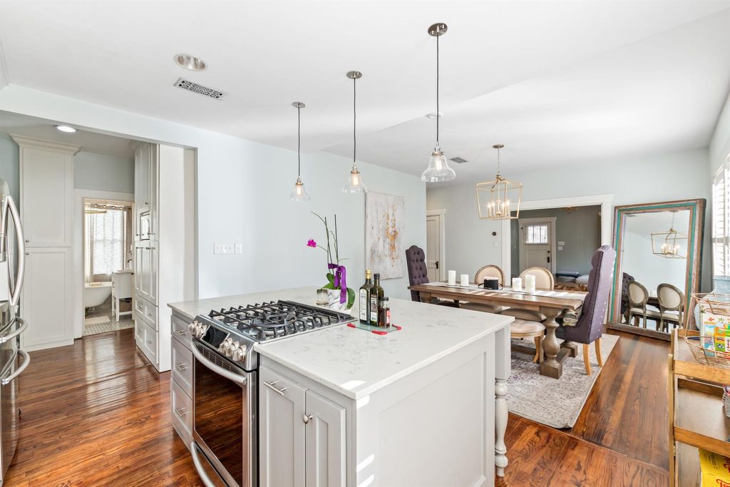 Photo of 506 Willard Street, Houston, TX 77006 (MLS # 24578395)