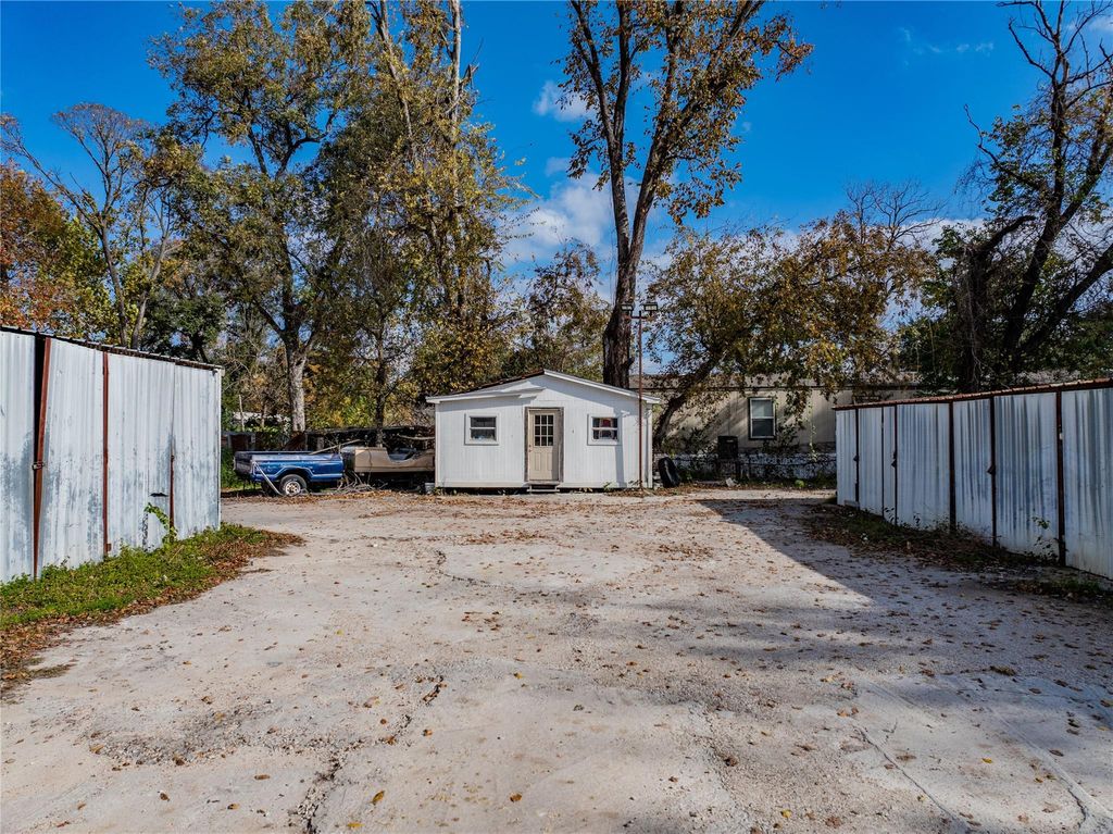 Photo of 325 W Carby Road, Houston, TX 77037 (MLS # 18202231)