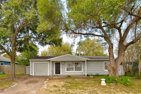 Photo of 1418 13th Avenue N, Texas City, TX 77590 (MLS # 98691131)