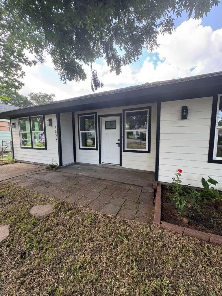 Photo of 3022 South Drive, Groves, TX 77619 (MLS # 54338180)